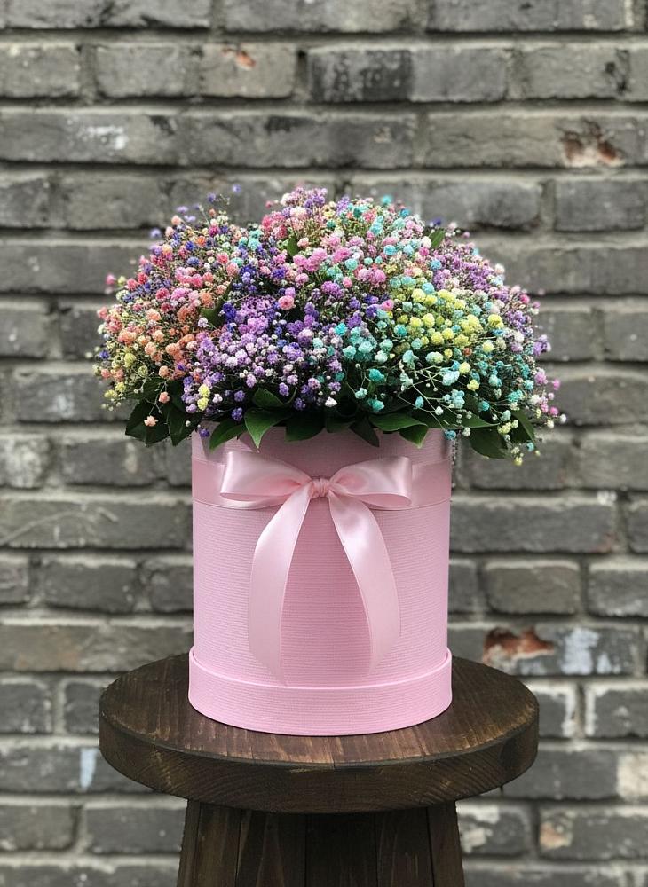 Цветочная композиция из Гипсофила и Розы в шляпной коробке в Лукино