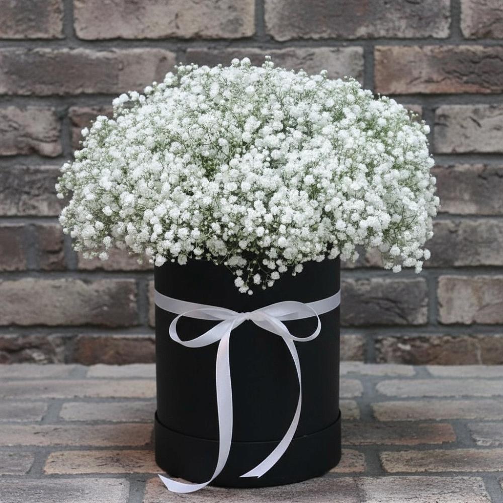 Цветочная композиция из Гипсофила в шляпной коробке в Лукино