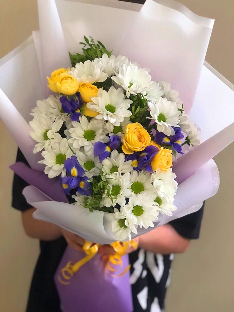 Букет цветов из: Ирисы, Хризантемы и Розы в Лукино