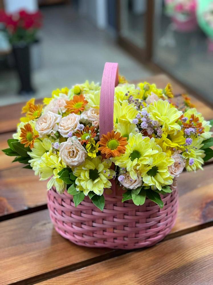 Цветочная композиция из Хризантемы и Розы в корзине в Лукино