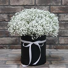 Цветочная композиция из Гипсофила в шляпной коробке в Лукино